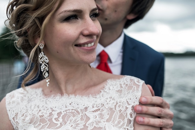 Free photo close-up of proud bride smiling