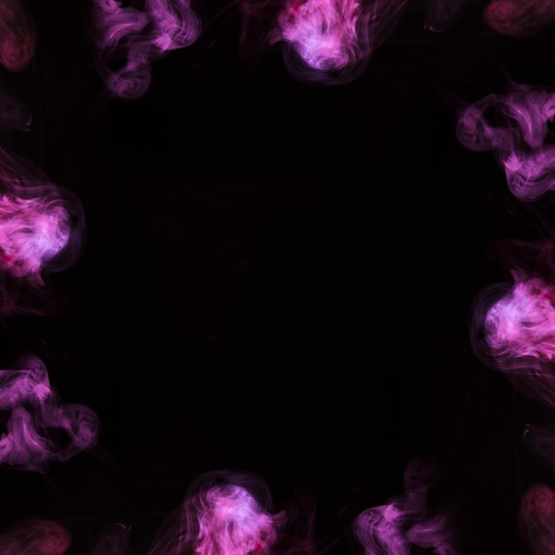 Крупный план фиолетовый паровой дизайн дыма в кругу на черном фоне
