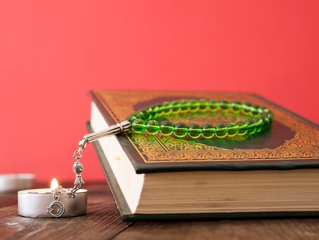 Free photo close up of quran on table with prayer beads