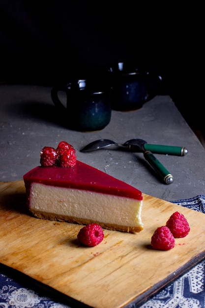 Foto gratuita chiuda in su della cheesecake del lampone guarnita con il lampone