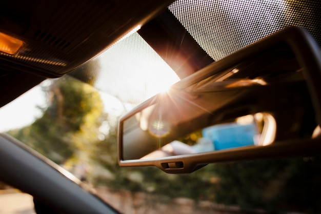 Free photo close-up rearview mirror in sunshine