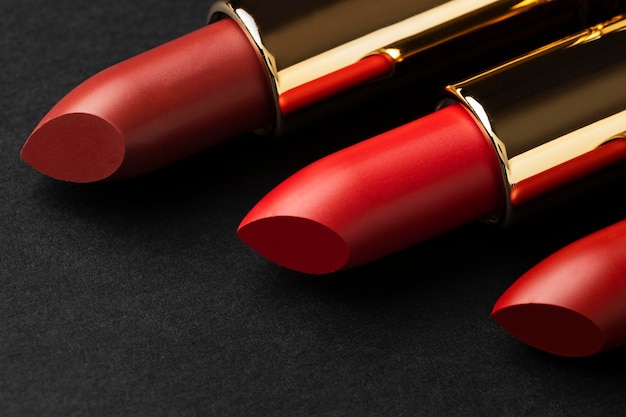 Free photo close up red lipsticks arrangement