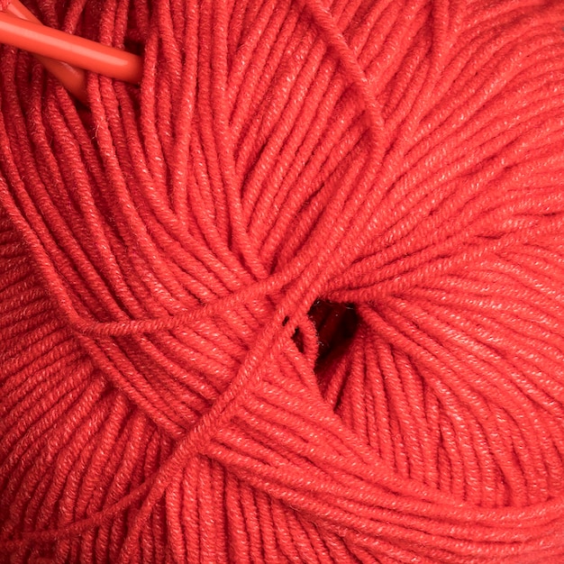 Primo piano di filato di lana rosso