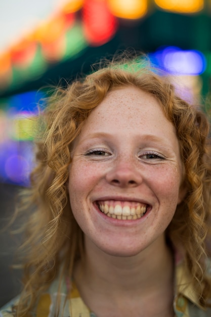 Ragazza dai capelli rossi del primo piano al luna park