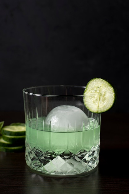 Free photo close-up refreshing alcoholic drink with cucumber