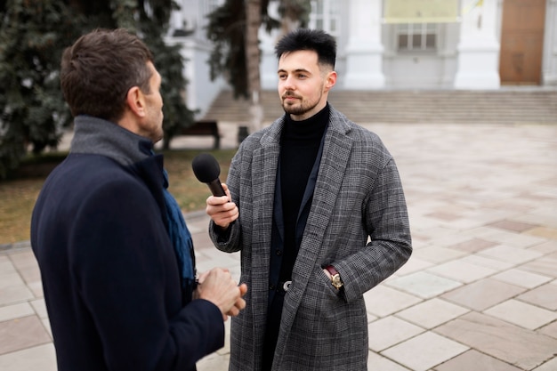 Foto gratuita primo piano sul giornalista che fa un'intervista