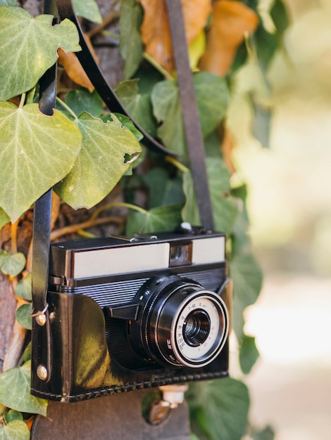 Primo piano di una macchina fotografica retrò in una borsa di pelle