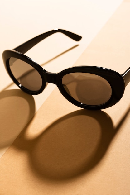 Free photo close-up retro sunglasses with shadow