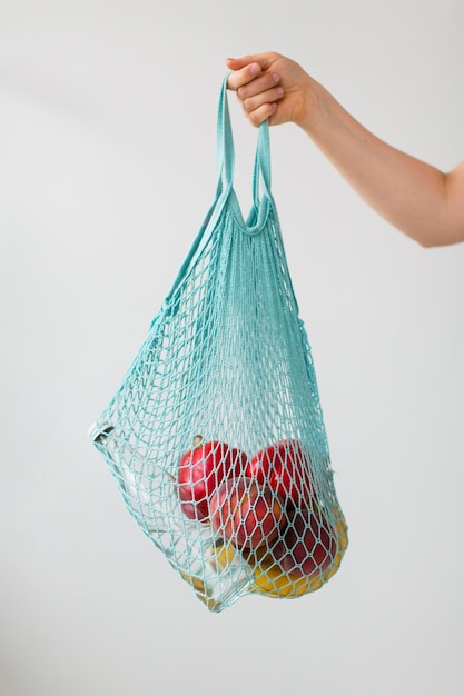 Многоразовая сумка крупным планом с органическими фруктами