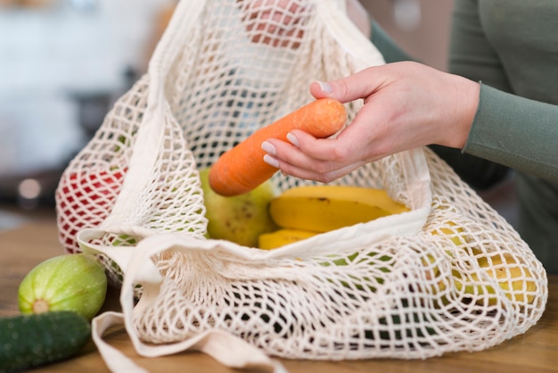 Foto gratuita borsa riutilizzabile per il primo piano con generi alimentari biologici