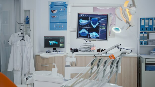 Крупным планом показывающий снимок дисплея медицинской стоматологии с рентгеновскими изображениями для диагностики зубов на нем пустой про ...