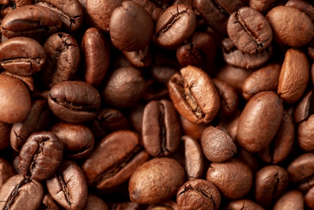 コーヒー豆の焙煎背景のクローズアップ