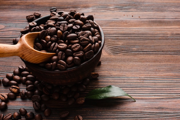 Free photo close-up roasted coffee beans