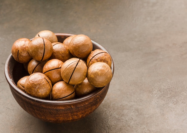 Free photo close-up roasted hazelnuts in a bowl