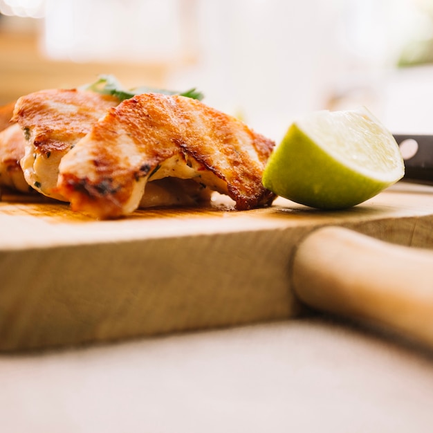 Foto gratuita carne arrostita e calce di primo piano