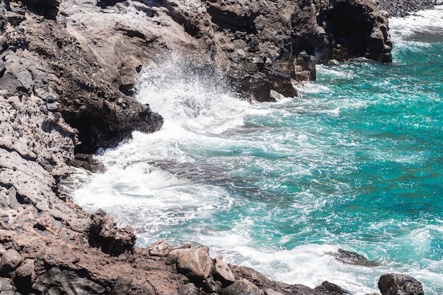 結晶水とクローズアップの岩が多い海岸