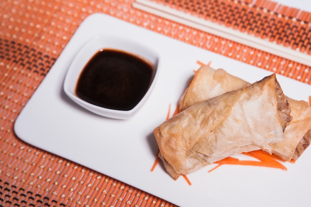 Free photo close-up roll and soy sauce