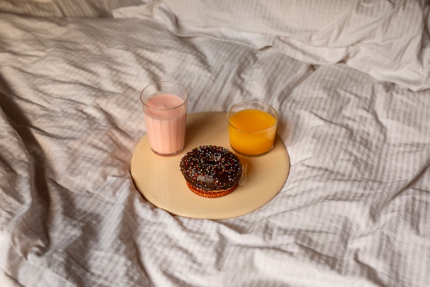 Free photo close up on romantic breakfast in bed arrangement