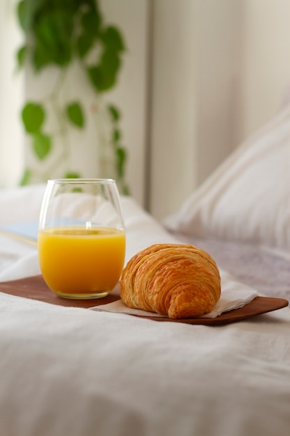 Free photo close up on romantic breakfast bed arrangement