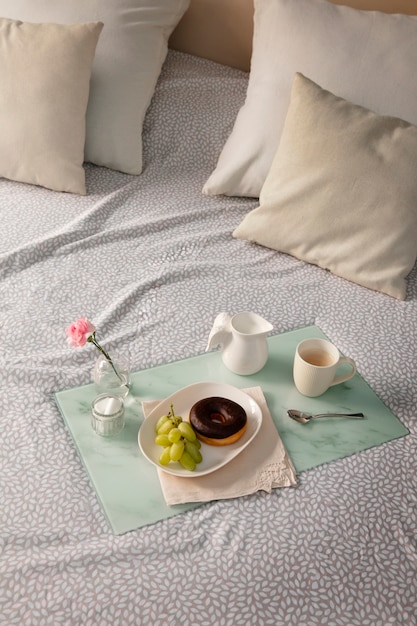 Free photo close up on romantic breakfast in bed arrangement