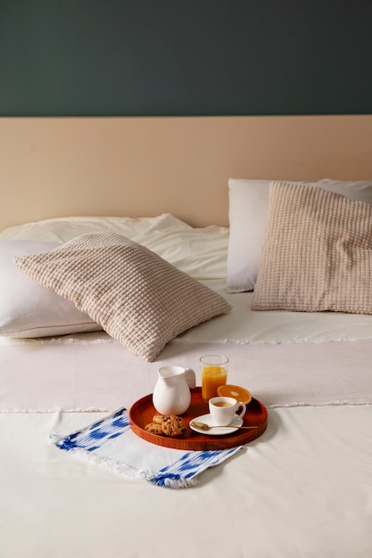 Free photo close up on romantic breakfast in bed arrangement