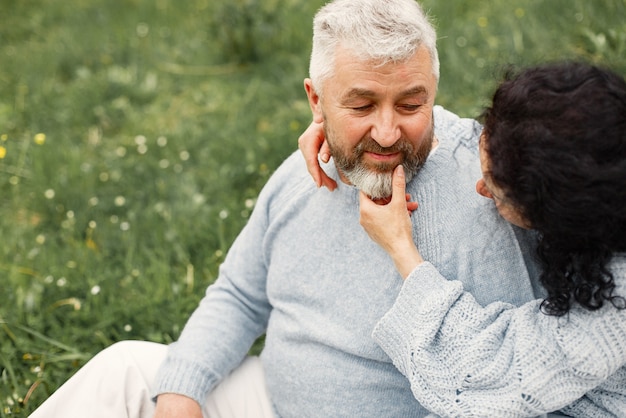 Free photo close up romantic couple sitting in autumn park and hugging in daytime