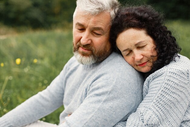 Free photo close up romantic couple sitting in a autumn park