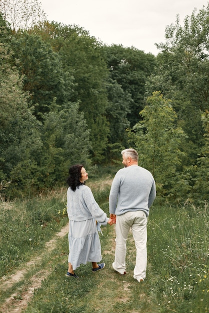 秋の公園を歩いているロマンチックなカップルをクローズアップ