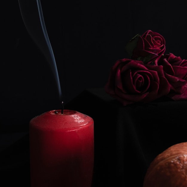 Free photo close-up of roses and candles