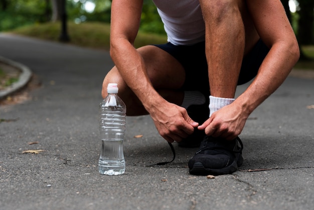 Free photo close-up of runner tying shoelaces