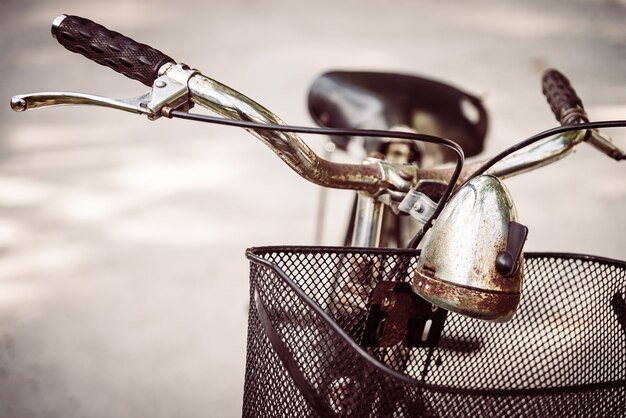 さびた自転車のクローズアップ