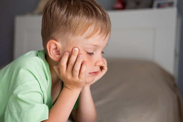 Free photo close up on sad boy portrait