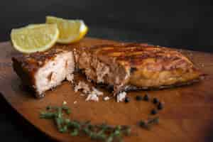 Free photo close up salmon with lemon slices