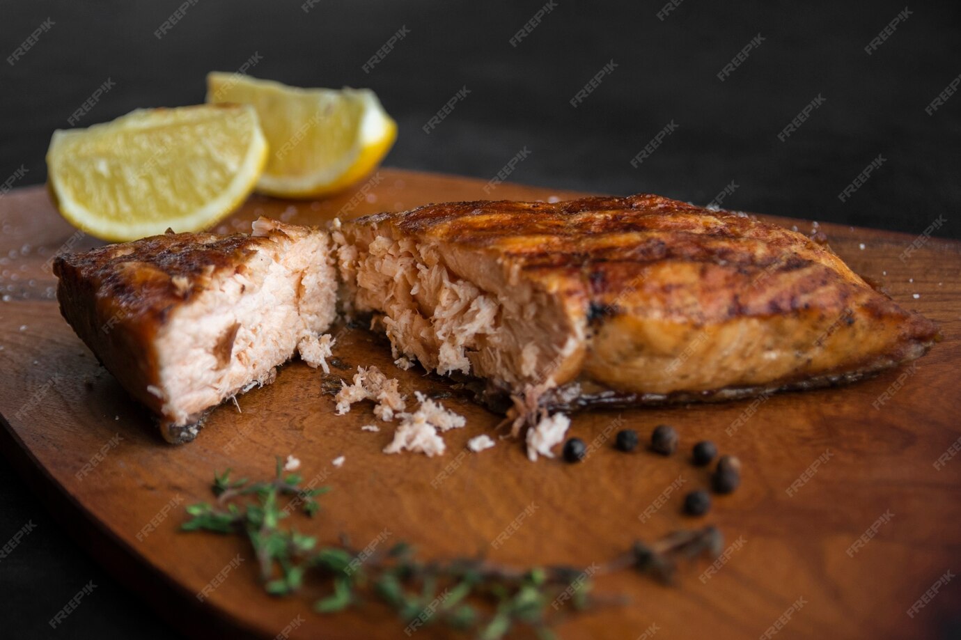 Free Photo | Close up salmon with lemon slices