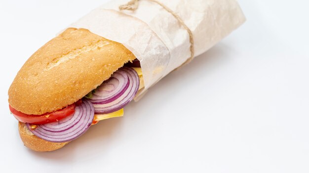 Крупным планом бутерброд с белым фоном