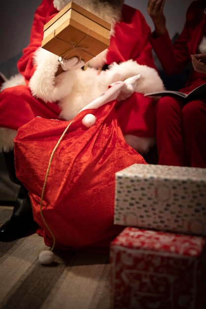 Primo piano il babbo natale con il sacco di natale