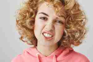 Free photo close-up of sassy happy girl showing teeth, grimacing