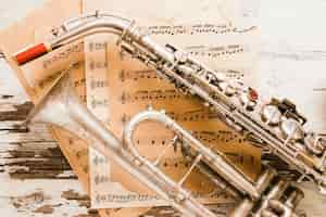 Free photo close-up saxophone and trumpet on sheet music