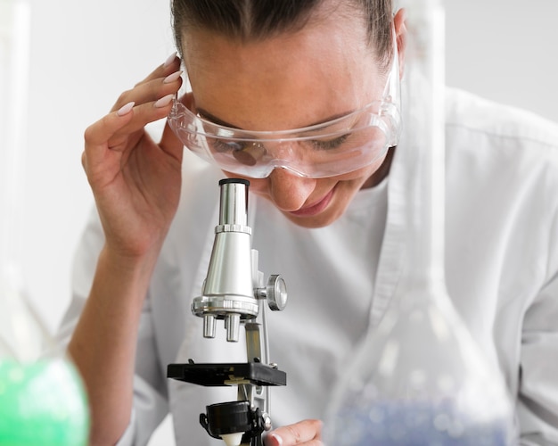 Free photo close-up science woman with microscope