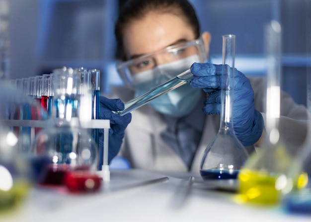 Free photo close up scientist wearing face mask