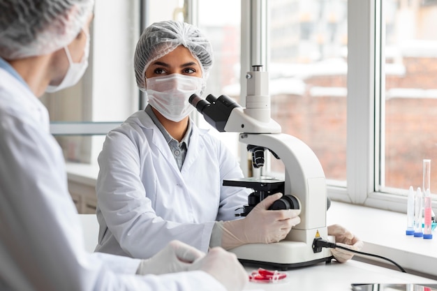 Free photo close up scientist wearing masks