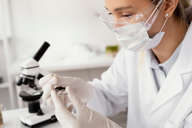 Free photo close up scientist with face mask