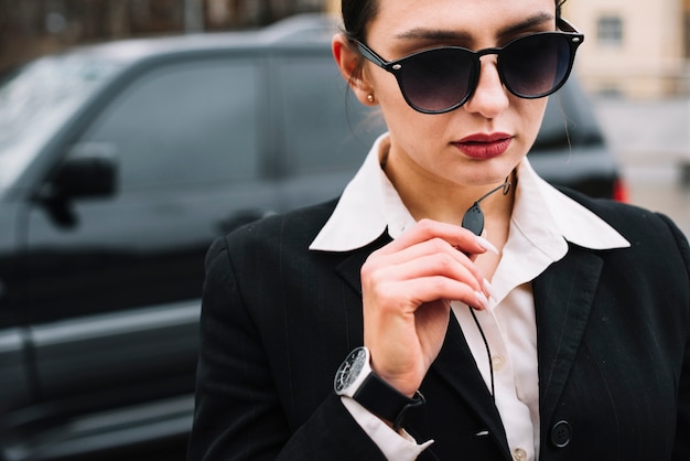 Foto gratuita lavoro femminile di sicurezza del primo piano