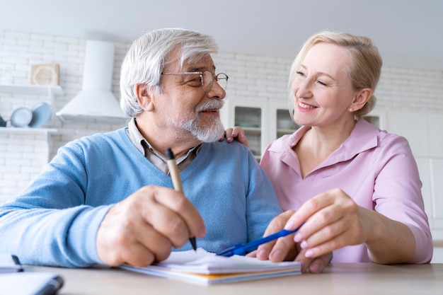 Free photo close up on senior couple while learning