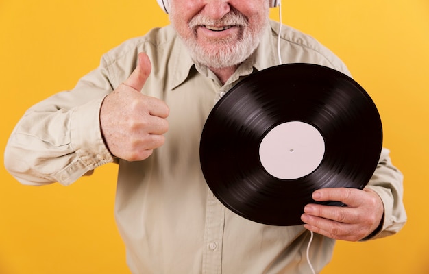 Free photo close-up senior man likes music records