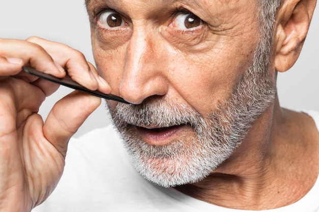 Free photo close-up senior man plucking hair