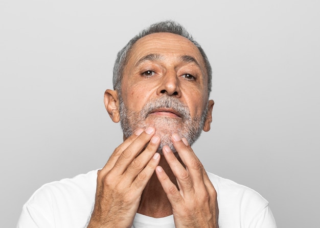 Foto gratuita uomo anziano del primo piano con capelli grigi