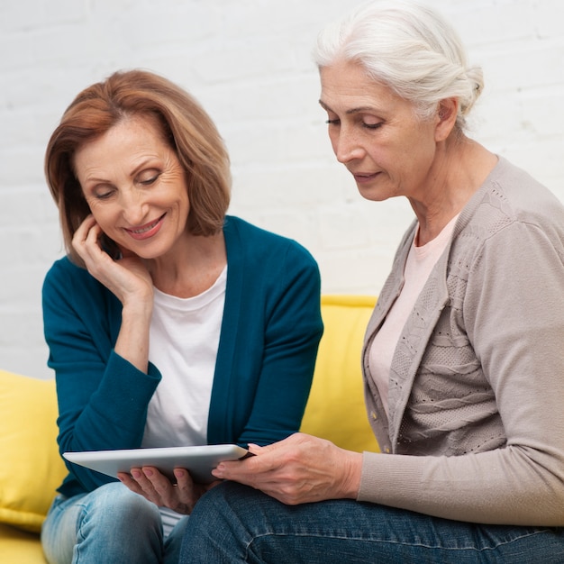 Free photo close-up senior women relaxing