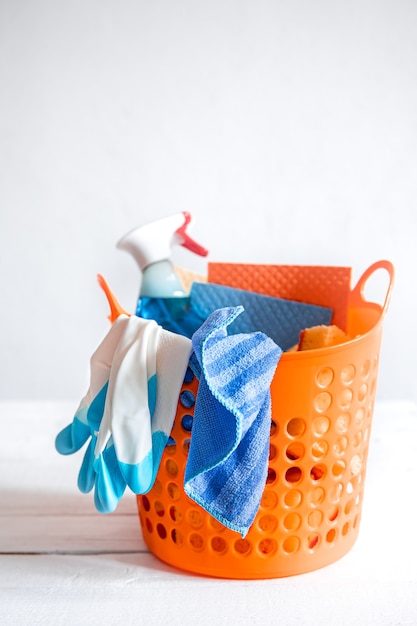 Бесплатное фото Закройте набор домашних чистящих средств в яркой корзине. средство для поддержания чистоты.