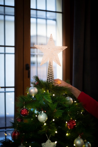 ツリーの上にクローズアップの光沢のあるクリスマスの星